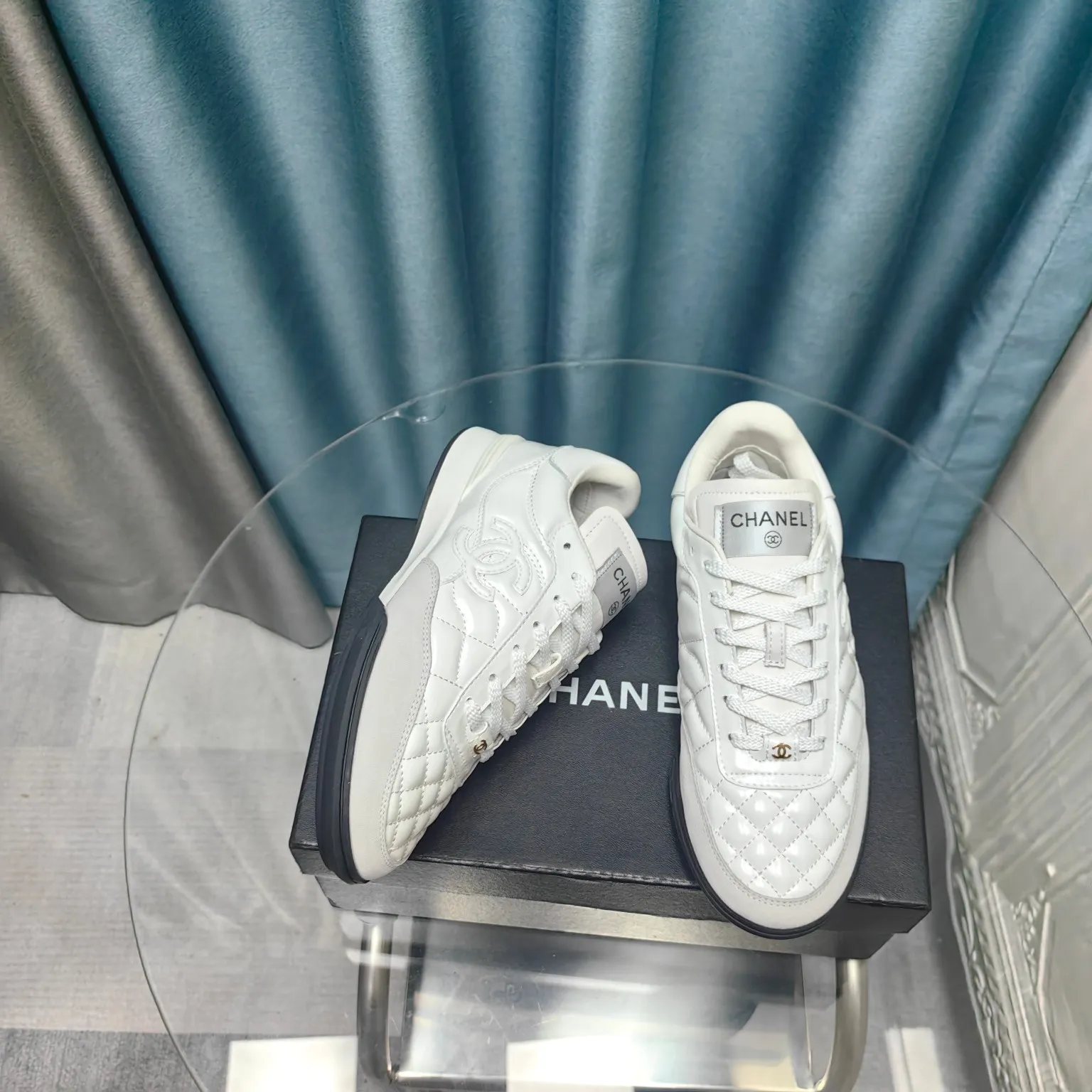 👟👟Ex-factory price 520👟👟 Chanel Chanel - 2024 counter top casual sports shoes This classic design; the upper is electro-embroidered with a variety of techniques; the outsole is fashionable and sporty; it is unusual to incorporate a variety of color matching elements... The diversified mix and match is very beautiful and versatile, casual, fashionable, sports and outdoor can be taken into account... ꫛꫀꪝ Go➫ Material: ❶Upper made of: Original imported mixed-breed sheep ❷Inside made of: original imported breathable sheepskin ❸Outsole based on: original T👟👟factory price U outsole Special counter boutique packaging complete set for women 35–41
